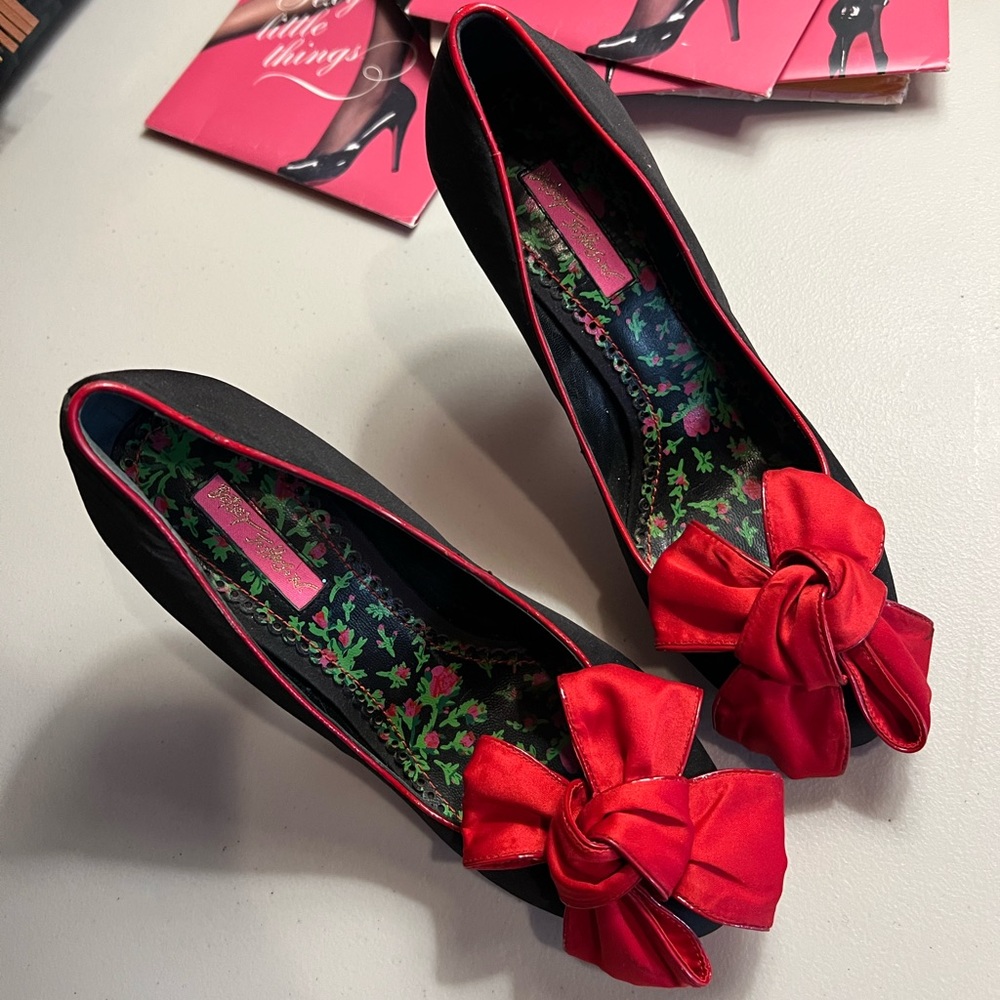 Beautiful calendar girl shoes. With a huge red bow.